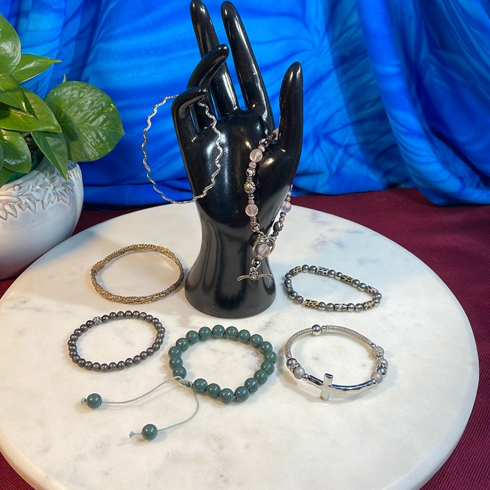 BUNDLE OF SEVEN BRACELETS